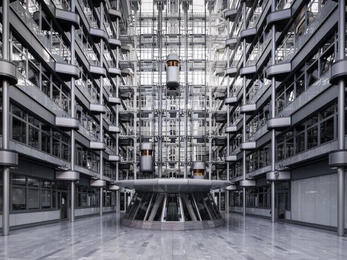 Фотограф показал потрясающую симметрию берлинского дизайна интерьера