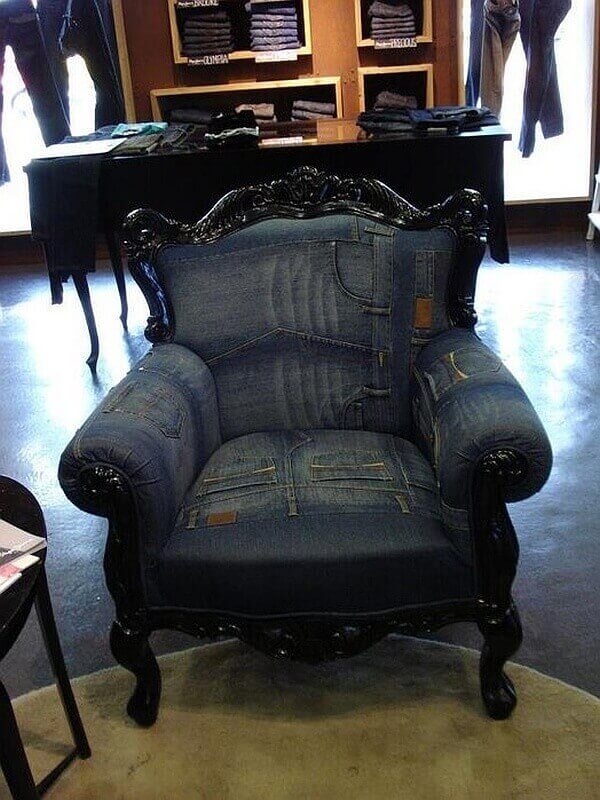  Кресло из джинсов