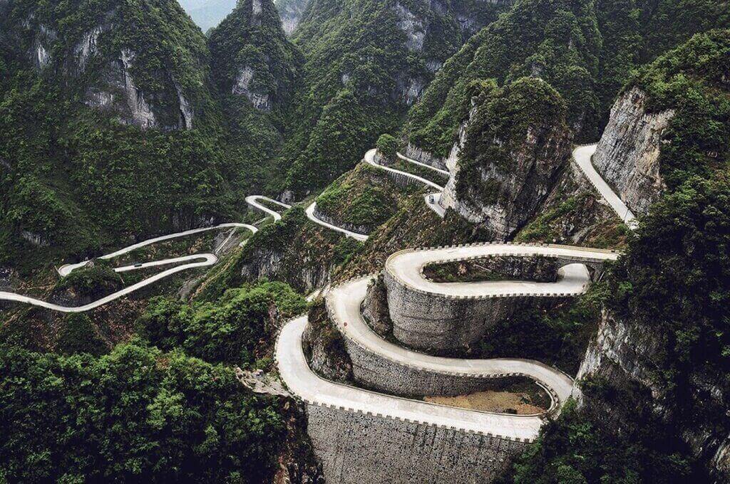 Дорога в горах Тяньмэнь. Китай