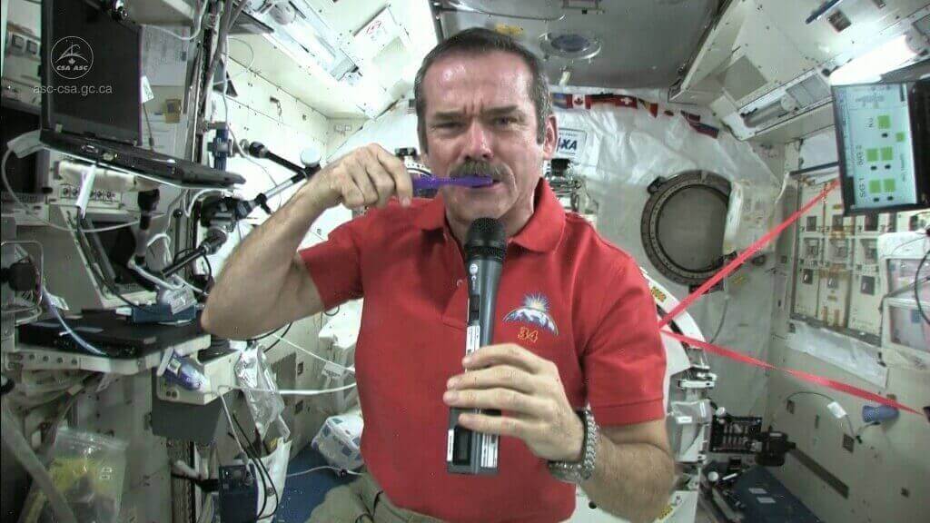 Как космонавты чистят зубы в космосе