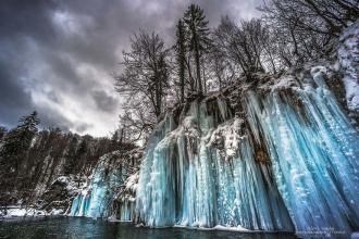 Может быть, Нарния существует на самом деле! Захватывающие снимки замёрзшего водопада в Хорватии, который светится кристалльно-синим цветом
