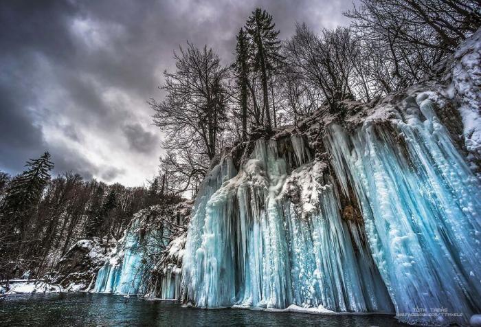 Может быть, Нарния существует на самом деле! Захватывающие снимки замёрзшего водопада в Хорватии, который светится кристалльно-синим цветом
