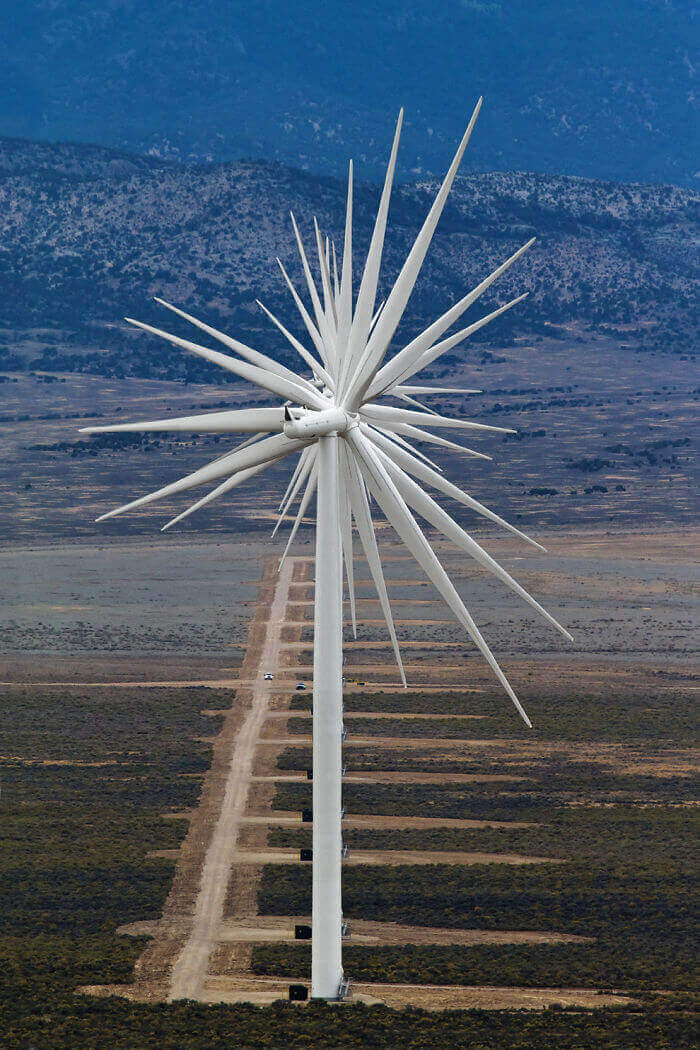 14 ветровых турбин, выстроенных в одну линию в Неваде