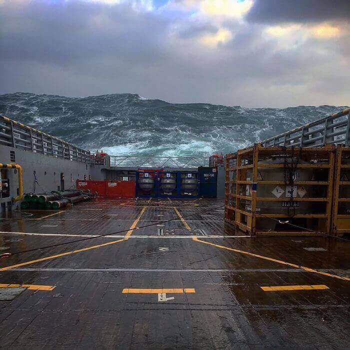 Огромные волны в Северном море