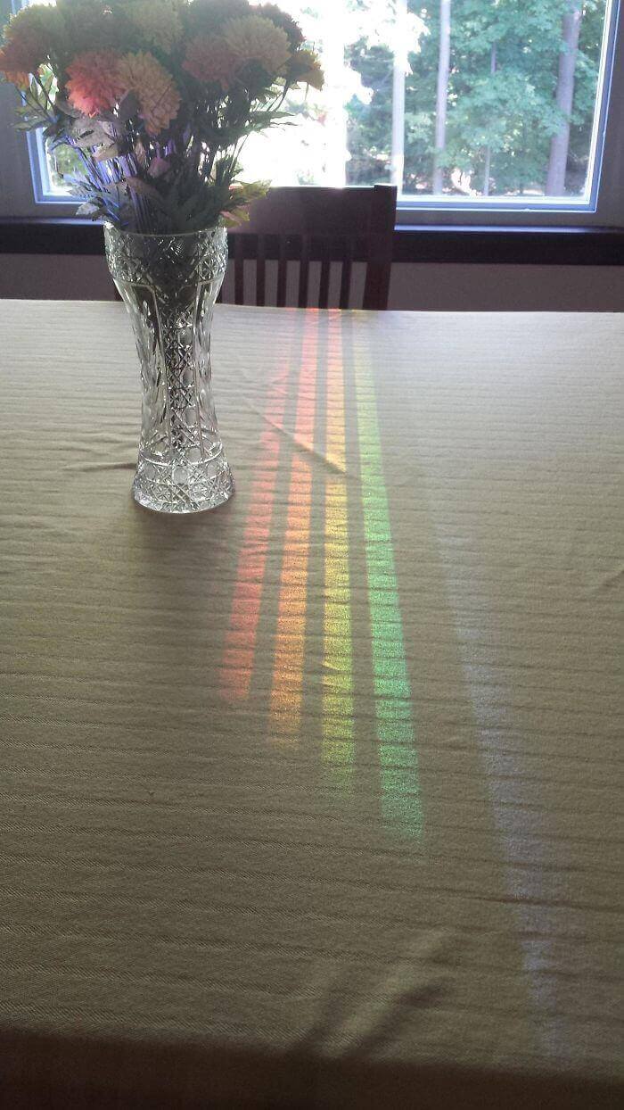 Цветовой спектр, отразившийся от окна в столовой и прошедший через спинку стула