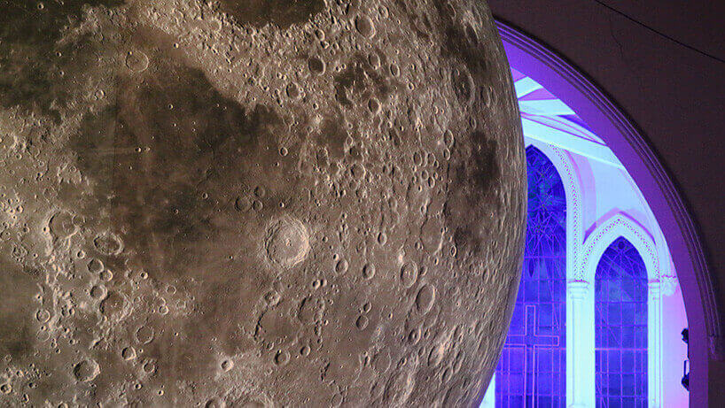 Люк Джеррам: кругосветное путешествие 7-метровой Луны