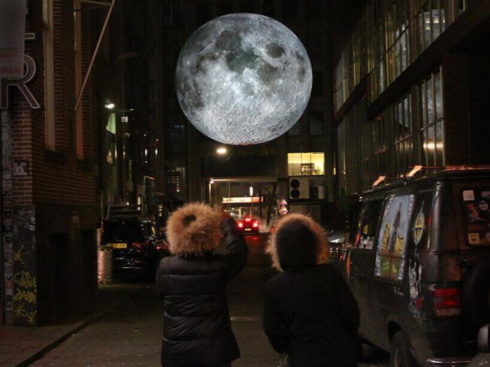 7-метровая Луна Люка Джеррама путешествует по миру