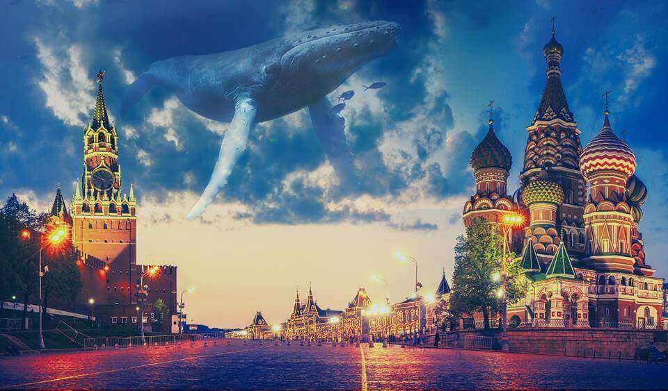 Кит проплывает в небе над Москвой
