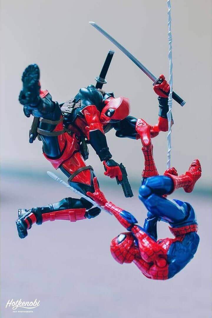 человек паук и дэдпул сражаются