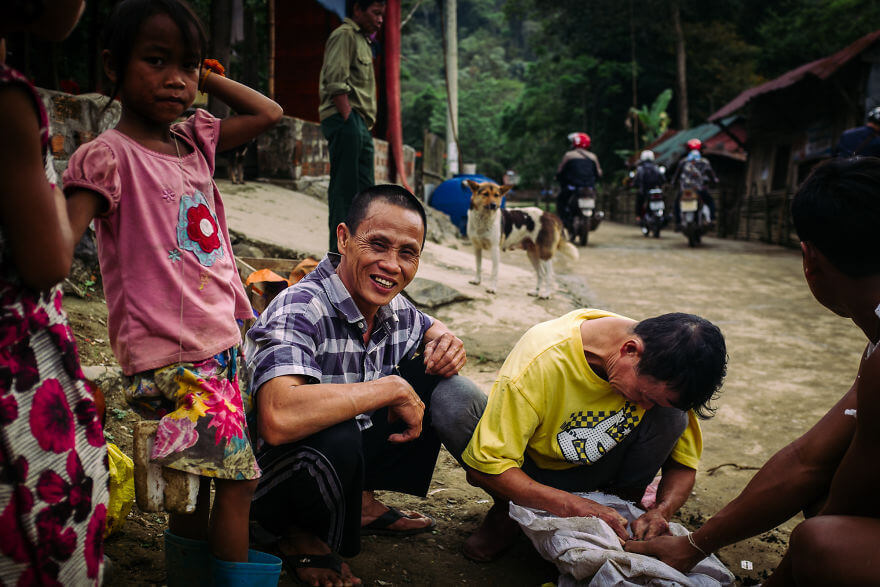 Как делают операцию поросенку в вьетнамской общины Арем