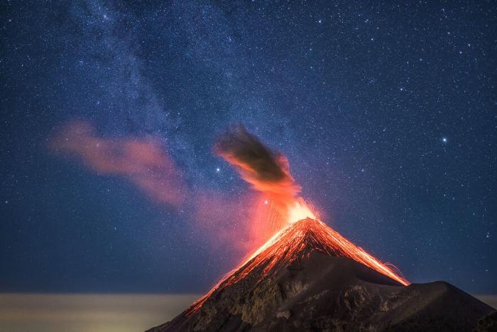 Извержение вулкана на фоне Млечного Пути – романтика бушующей природы