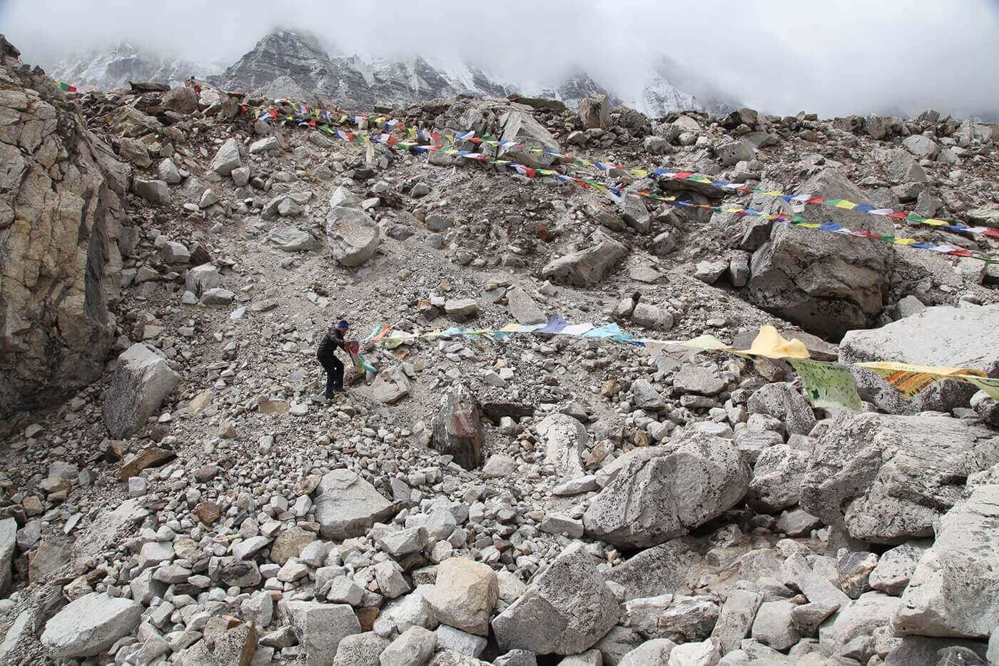 Закрепление флажков на горе Эверест
