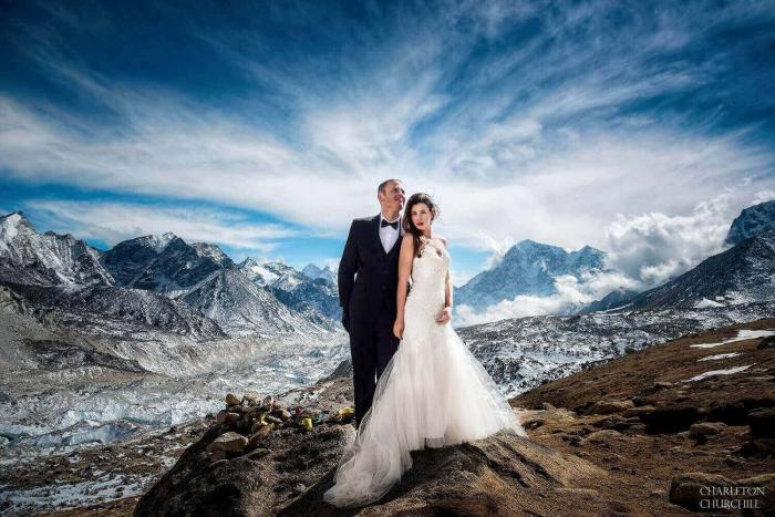 Отважная пара провела свадьбу на вершине Эвереста