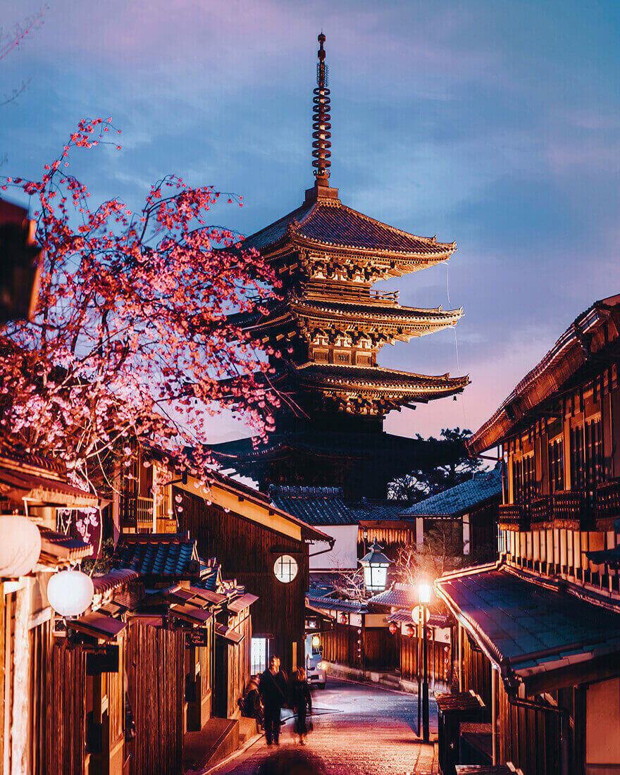Цветение сакуры в Японии, Киото, Гион