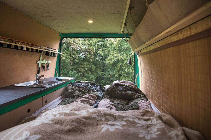 двуспальная кровать, дом на колесах из фургона