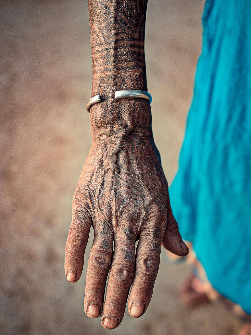 татуированные женщины племени тхару