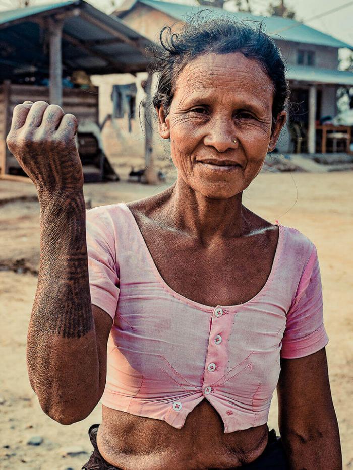 Фотограф задокументировал последних татуированных женщин из племени тхару