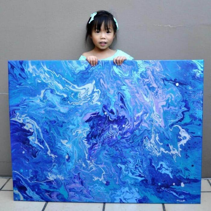 5-летняя девочка пожертвовала 750$ на благотворительность с продаж своих картин