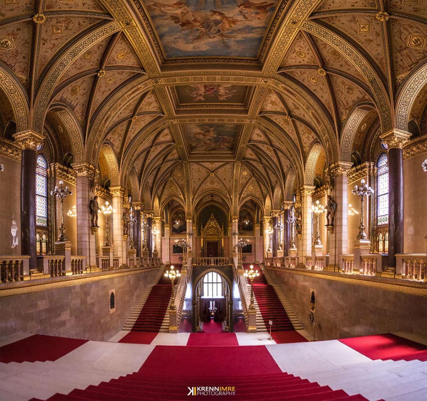 Венгерский парламент Кренн Имре за стенами