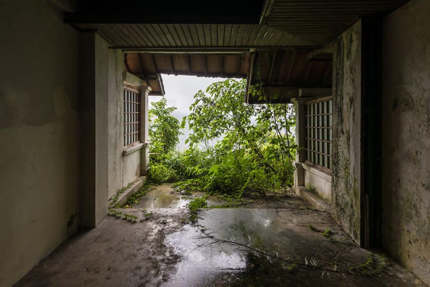 Заброшенный отель на Бали, населенный призраками 