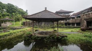 Заброшенный отель на Бали, населенный призраками