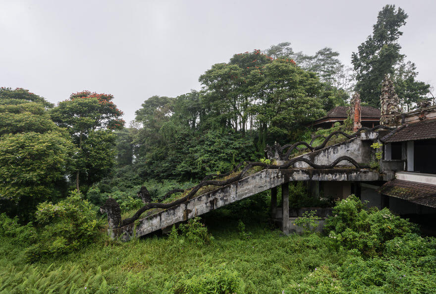Заброшенный отель на Бали, населенный призраками 