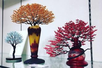 Тысячи миниатюрных бумажных журавликов превращаются в бонсай