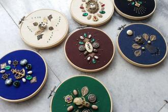 Я создаю декоративные коллажи из обычных безделушек