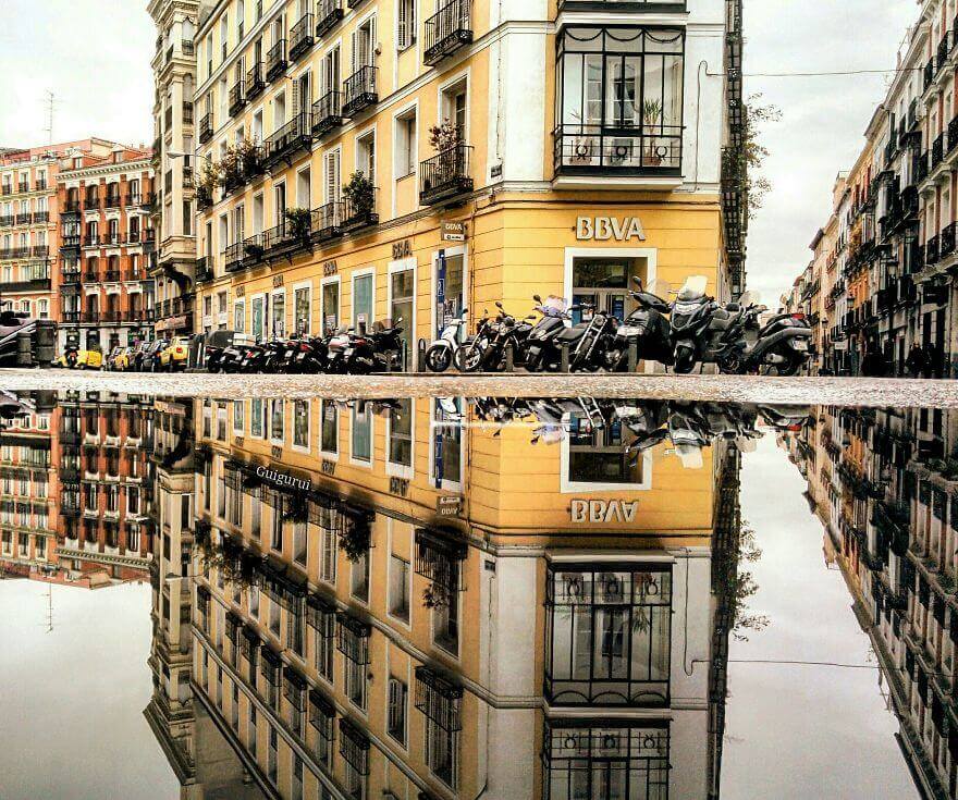 города в отражении лужи, Мадрид, Испания