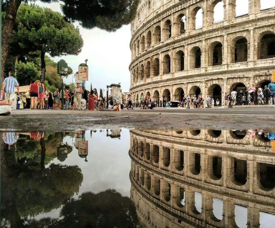 города в отражении лужи, Рим, Италия