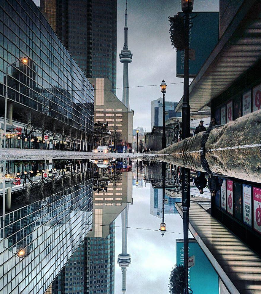 города в отражении лужи,Торонто, Канада