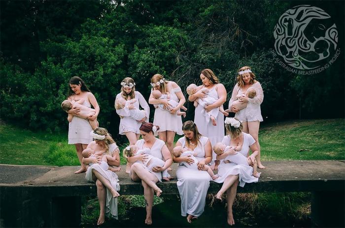 Австралийский фотограф делает необычные снимки матерей, кормящих грудью
