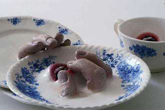 Ожившая керамическая посуда с человеческими конечностями