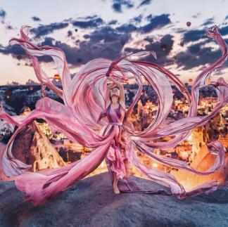 Фотограф Кристина Макеева объединяет великолепные платья и захватывающие пейзажи