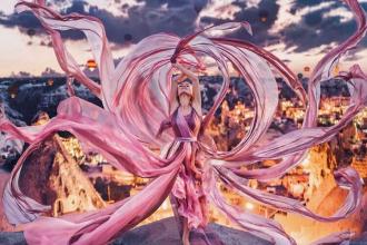 Фотограф Кристина Макеева объединяет великолепные платья и захватывающие пейзажи
