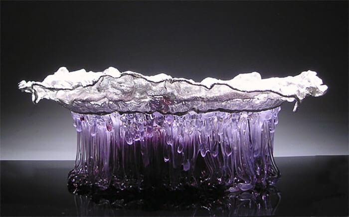 Стеклянные столы-медузы с каплями-щупальцами, которые выглядят так, как будто они созданы морем