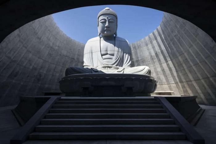 В Японии на вершине холма появилась гигантская статуя Будды