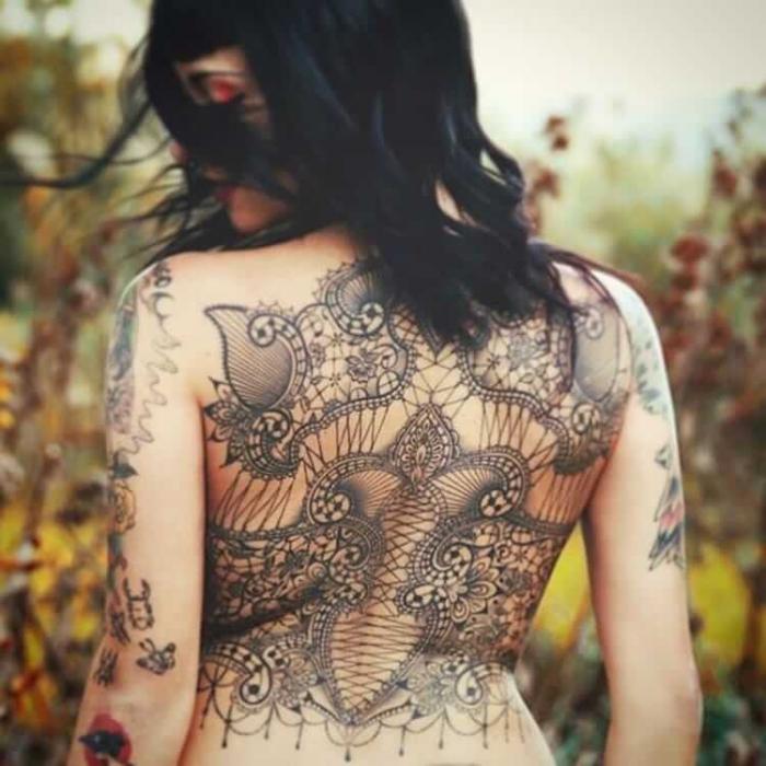 Муж и жена создают сложные кружевные татуировки, которые деликатно наносятся на кожу