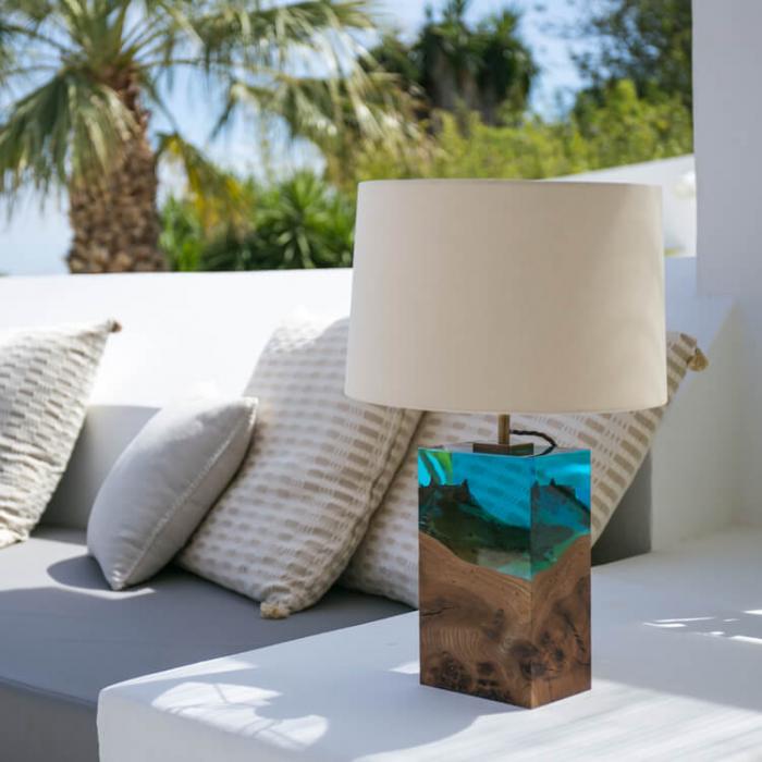 Дерево в стекле – лучшее решение для лампы в вашей спальне