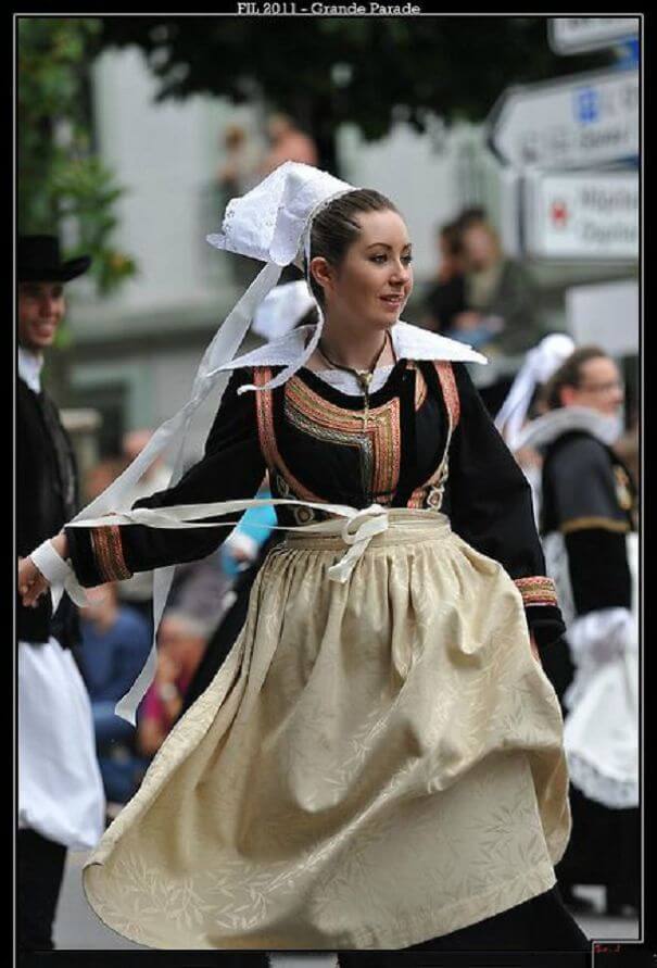 женщины в традиционных костюмах, Франция, фото 6