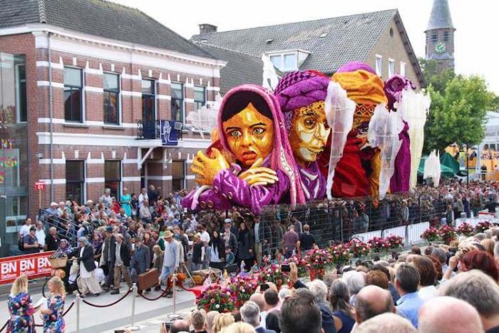Захватывающий цветочный парад Корсо Зюндерт