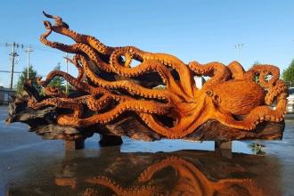 Гигантский осьминог из красного дерева