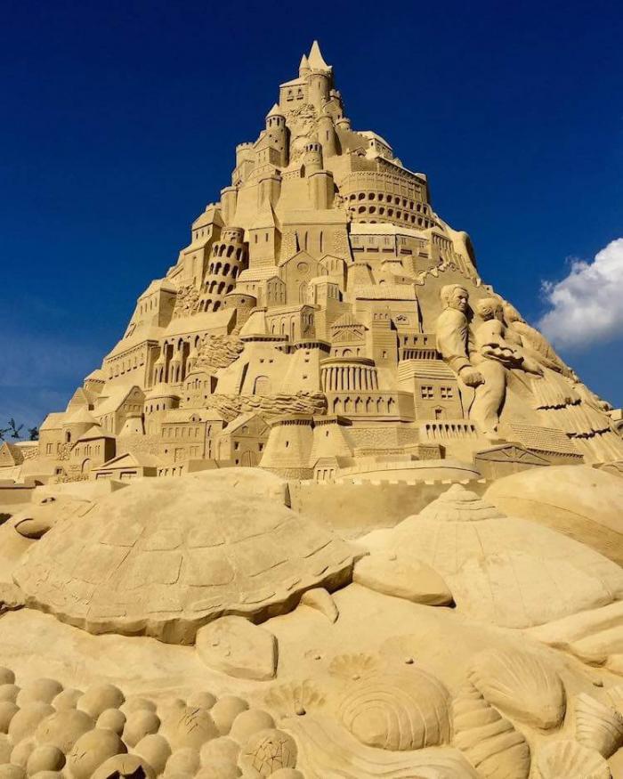 Возвышающаяся песчаная скульптура в Германии бьет мировой рекорд по самым высоким замкам из песка
