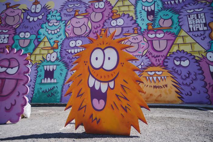 12 уличных художников собрались вместе, чтобы заполнить центр Лас-Вегаса яркими настенными росписями