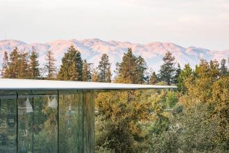 Архитекторы из Foster + Partners установили самую большую в мире крышу из углеродного волокна для театра Apple
