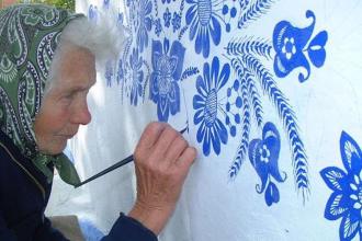 90-летняя бабушка в Чехии проводит время за разрисовыванием домов
