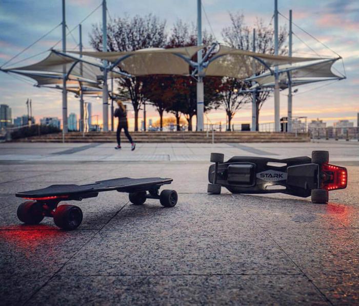 Электрический скейтборд Stark Mobility управляется с помощью датчиков веса и движения