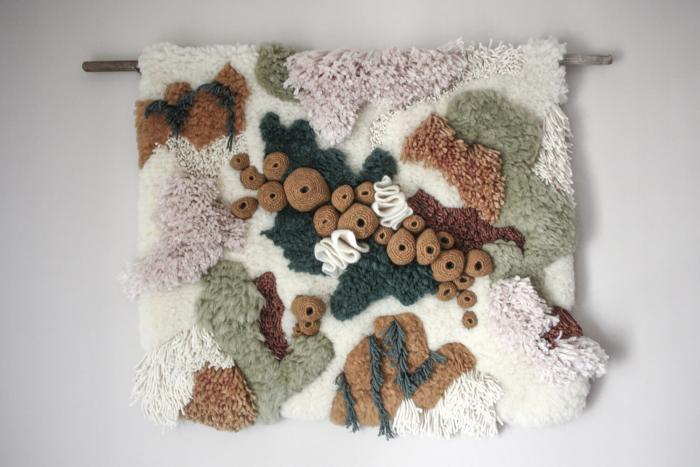 Текстиль из природных материалов от Ванессы Баррагао демонстрирует экосистемы воды и суши