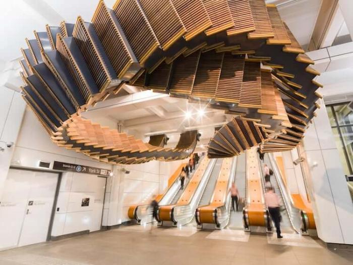 Инсталляция из 80-летних деревянных эскалаторов