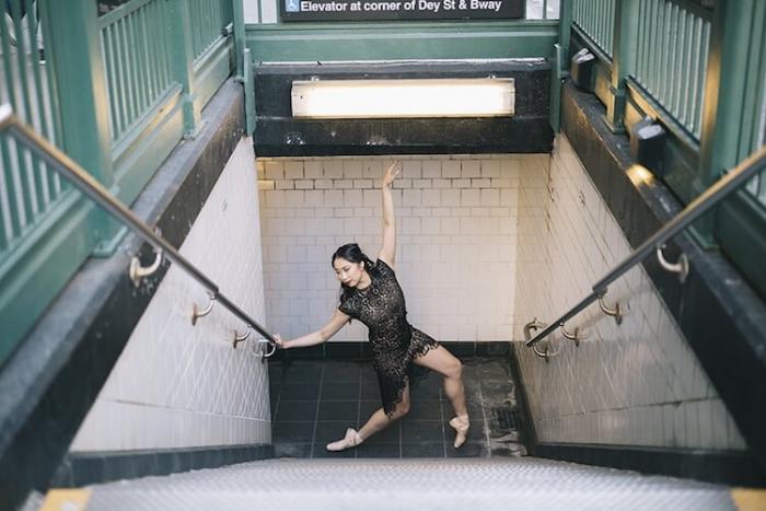 Запечатление грации и элегантности танцоров балета на городских улицах по всему миру